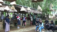 Berbagai jenis jajanan yang saat ini jarang dijumpai, bisa dinikmati di Pasar Rengrang yang berada Desa Dawuhan Kecamatan Wanayasa. Mula dari ondol-ondol, gethuk, urap jagung, klepon dan masih banyak lainnya. Foto: detikcom/Uje Hartono