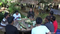 Pasar yang buka setiap hari Minggu ini memang terbilang unik. Selain menyuguhkan aneka jenis makanan tempo dulu, suasana pun seakan berada di pasar tempo dulu. Foto: detikcom/Uje Hartono