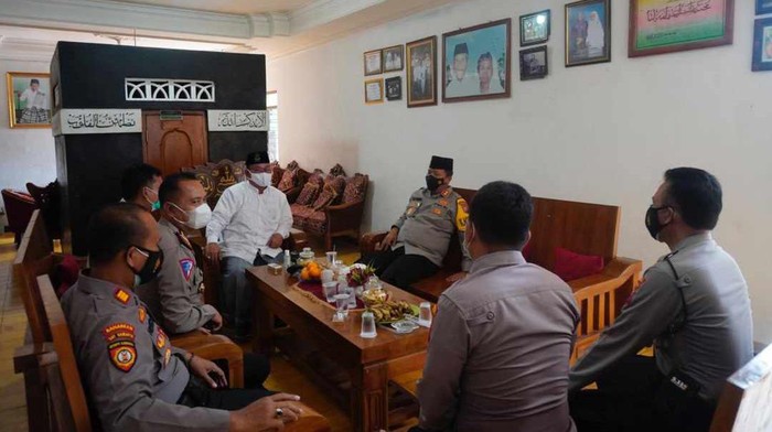 Pascabom bom bunuh diri di depan Gereja Kathedral Makassar, polisi Bojonegoro mengambil sejumlah langkah antisipasi. Di antaranya meningkatkan penjagaan dan patroli gereja, tempat ibadah di wilayah Bojonegoro.