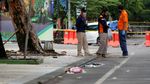 Olah TKP, Polisi Kumpulkan Sisa Serpihan Bom Makassar