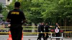Olah TKP, Polisi Kumpulkan Sisa Serpihan Bom Makassar