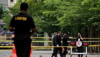 Kepolisian telah mengidentifikasi salah satu dari dua terduga pelaku bom bunuh diri yang terjadi pada Minggu (28/3/2021) di depan Gereja Katedral Makassa rberjenis kelamin laki-laki berinisial L sedangkan lainnya masih dalam proses identifikasi.