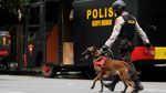 Olah TKP, Polisi Kumpulkan Sisa Serpihan Bom Makassar