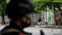 Anggota polisi mengumpulkan sisa serpihan ledakan bom bunuh diri di depan Gereja Katedral Makassar, Sulawesi Selatan, Senin (29/3/2021). 