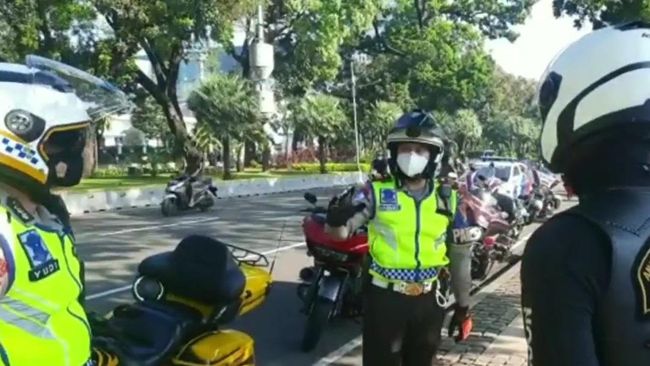 Enggak Dikawal Polisi Lagi, Pemoge Nekat Pakai Rotator Sendiri, Emang Boleh?