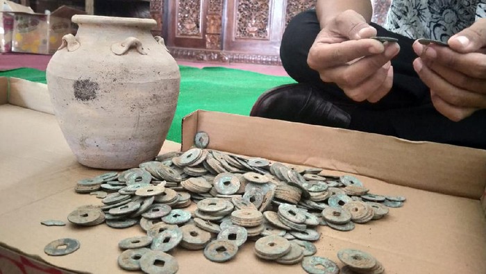 Penampakan guci dan uang kepeng asal China yang ditemukan di Jepara, Selasa (22/3/2021) lalu. Foto dikasih teman sudah izin.