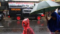Saat ini mobil gegana juga telah disiagakan di lokasi penggerebekan.