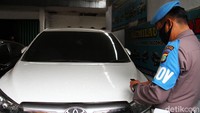 Polisi masih melakukan olah TKP di showroom di Jalan Raya Condet, Jakarta Timur. 