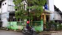 Rumah yang digerebek itu berlantai dua. Rumah itu menyatu dengan showroom Kemilau Mobilindo di Jalan Raya Condet, Jakarta.