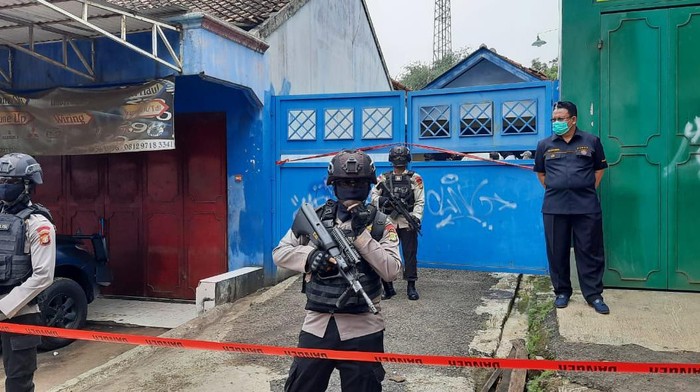 Penampakan rumah terduga teroris yang digerebek Densus di Cibarusah, Bekasi.