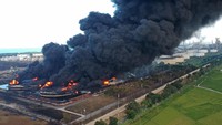 Kebakaran Kilang Minyak Balongan ini terjadi di tengah hujan deras dan petir. ANTARA FOTO/Dedhez Anggara  