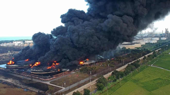PENANGANAN KEBAKARAN TANGKI MINYAK PERTAMINA BALONGAN Asap hitam mengepul dari kebakaran tangki minyak milik Pertamina RU VI Balongan, Indramayu, Jawa Barat, Senin (29/3/2021). Pihak Pertamina sudah melakukan pendinginan di sekitar lokasi kebakaran untuk melokalisir kebakaran dengan mengerahkan sejumlah mobil pemadam kebakaran. ANTARA FOTO/Dedhez Anggara/rwa.