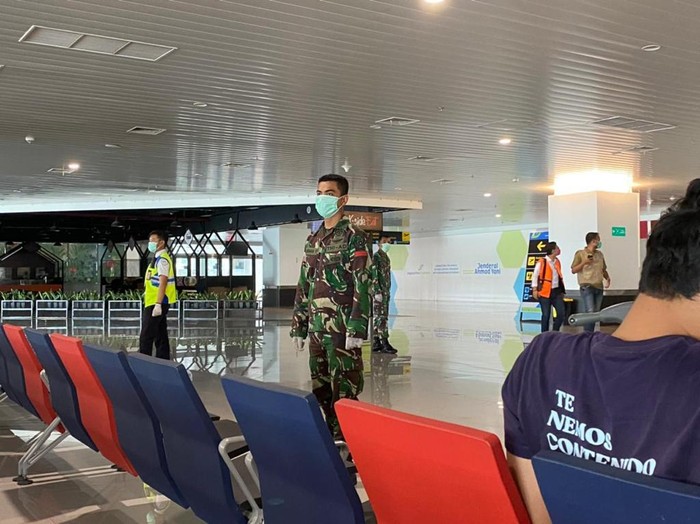 Pengamanan Bandara Ahmad Yani Semarang diperketat pasca bom bunuh diri di Makassar, Senin (29/3/2021).