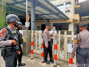 Polisi Patroli Skala Besar Tingkatkan Kewaspadaan Gereja di Surabaya