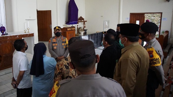 Perayaan Paskah 2021, Polres Mojokerto bersama TNI, FKUB, GP Ansor, serta para relawan dan budayawan membahas pengamanan. Mereka solid menjamin umat beribadah.