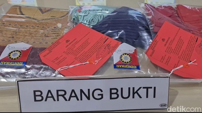 MYD (57) telah ditetapkan sebagai tersangka dalam kasus pencabulan dan persetubuhan anak di bawah umur. Aksi bejat itu dilakukan tersangka di atas sajadah.