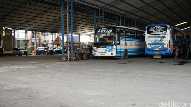 Lewat sebuah konten di YouTube, putra dari Haryanto, Rian Mahendra, pernah memperlihatkan isi garasi perusaan bus ayahnya di Kudus, Jawa Tengah, yang sangat luas. Garasi PO Haryanto ini luasnya 1,2 hektar, ujar Rian yang menjabat sebagai direktur PO Haryanto. (Foto: Ahmad Masaul Khoiri/detikcom)