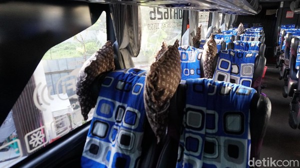 Kursi di bus kelas eksekutif PO Haryanto terbilang kecil. Di bodi Jetbus 3+ MHD, pemilik menata kursi 2-2 hingga cukup untuk sejumlah 30 penumpang. Ada selimut yang digantung di sandaran kursi. Tak lupa, bantal kecil disediakan untuk sandaran punggung atau untuk leher.