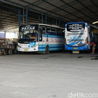 Lewat sebuah konten di YouTube, putra dari Haryanto, Rian Mahendra, pernah memperlihatkan isi garasi perusaan bus ayahnya di Kudus, Jawa Tengah, yang sangat luas. Garasi PO Haryanto ini luasnya 1,2 hektar, ujar Rian yang menjabat sebagai direktur PO Haryanto. (Foto: Ahmad Masaul Khoiri/detikcom)