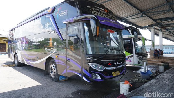Kami memesan bus jurusan Kudus karena tujuanku adalah ke Garasi PO Haryanto. Bus dengan nomor lambung 95 ku dapat, namanya Golden Boy.