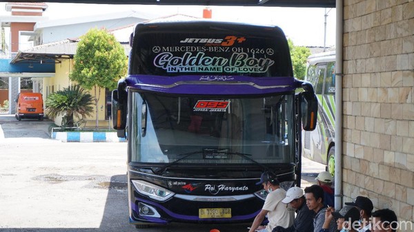 Kami sudah tiba di Lebak Bulus dari pukul 05.30. Di jadwal, bus PO Haryanto ini seharusnya berangkat pada pukul sekitar pukul 06.00. Namun, kami harus menunggu lebih lama, hingga waktu menunjukkan pukul 07.15 bus HR 095 ini baru berangkat.