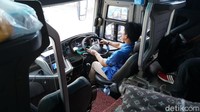 Ada satu hal yang perlu jadi perhatian, yakni ruang sopir bus PO Haryanto ini bebas untuk merokok bagi penumpang maupun kru. Tentu ini akan mengganggu bagi penumpang yang anti rokok.