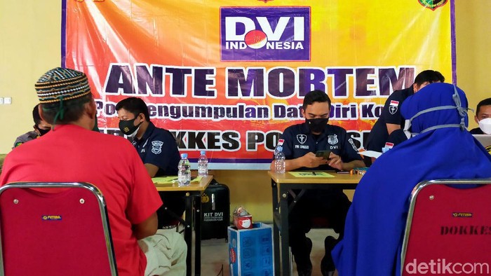 Polisi ambil sampel DNA keluarga pelaku bom bunuh diri di Makassar (Ibnu Munsir/detikcom).