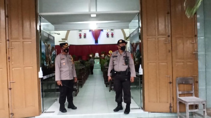 Polisi berjaga di gereja Palopo pasca bom meledak di Makassar (Istimewa)
