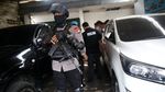 Polisi Bersenjata Laras Panjang Jaga Lokasi Penggerebekan di Condet