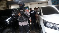 Polisi yang melakukan penjagaan ini berasal dari korps Brimob Polri.