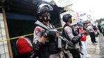 Polisi Bersenjata Laras Panjang Jaga Lokasi Penggerebekan di Condet