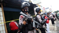 Tidak hanya di dalam showroom, polisi bersenjata juga berjaga di jalan sekitar lokasi penggerebekan.