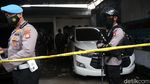Polisi Bersenjata Laras Panjang Jaga Lokasi Penggerebekan di Condet
