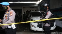 Showroom ini menyatu dengan sebuah rumah yang digerebek polisi. 