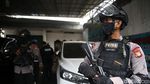 Polisi Bersenjata Laras Panjang Jaga Lokasi Penggerebekan di Condet