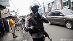 Polisi Bersenjata Laras Panjang Jaga Lokasi Penggerebekan di Condet