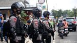 Polisi Bersenjata Laras Panjang Jaga Lokasi Penggerebekan di Condet