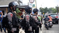 Polisi sebelumnya juga menangkap terduga teroris Bekasi. Berdasarkan informasi yang diperoleh juga, saat ini polisi juga menggerebek terduga teroris ini di sebuah bengkel di daerah Kabupaten Bekasi. Lokasi yang digeledah ada di daerah Cibarusah, Kecamatan Serang Baru, Kabupaten Bekasi. 