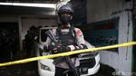 Polisi Bersenjata Laras Panjang Jaga Lokasi Penggerebekan di Condet