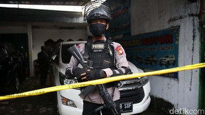 Polisi Bersenjata Laras Panjang Jaga Lokasi Penggerebekan di Condet