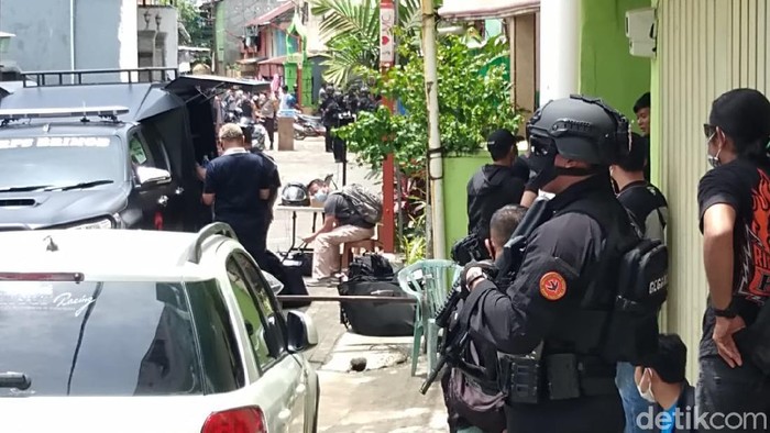 Polisi gerebek rumah di Bontoala, Makassar terkait bom bunuh diri di depan Gereja Katedral (Hermawan/detikcom).