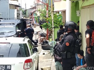Rumah Digerebek Polisi di Bontoala Makassar Kontrakan Pelaku Bom Bunuh Diri