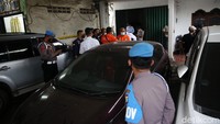 Tim Indonesia Automatic Fingerprint Identification System (Inafis) juga dikerahkan dalam penggerebekan tersebut.