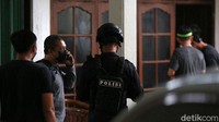 Belum diketahui apakah penggerebekan ini berhubungan dengan kejadian pengeboman di Gereja Katedral, Makassar.