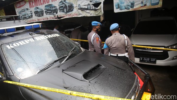Polisi Gerebek Showroom Mobil Terkait Terorisme