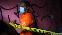 Garis polisi telah dipasang di sekitar showroom.