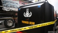 Mobil jibom juga disiagakan di sekitar lokasi penggerebekan.