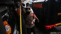 Polisi menggerebek showroom mobil Kemilau Motor di kawasan Condet, Jakarta Timur.