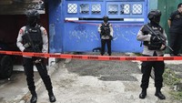 Saat ini gerbang rumah tersebut telah dipasang garis polisi. Polisi bersenjata lengkap juga disiagakan