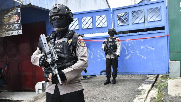 Petugas kepolisian berjaga di depan rumah terduga teroris saat penggeledahan di Serang Baru, Kabupaten Bekasi, Jawa Barat, Senin (29/3/2021). ANTARA FOTO/ Fakhri Hermansyah/aww.